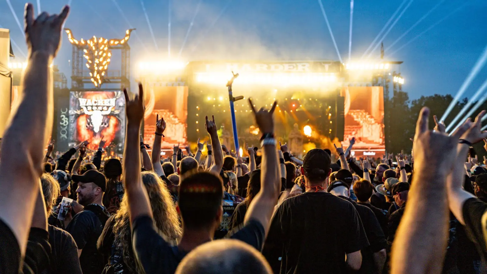 In diesem Jahr ändert sich beim Wacken Open Air nicht nur die Bechergröße, es sinkt auch der Bierpreis.  (Bild: Axel Heimken/dpa)