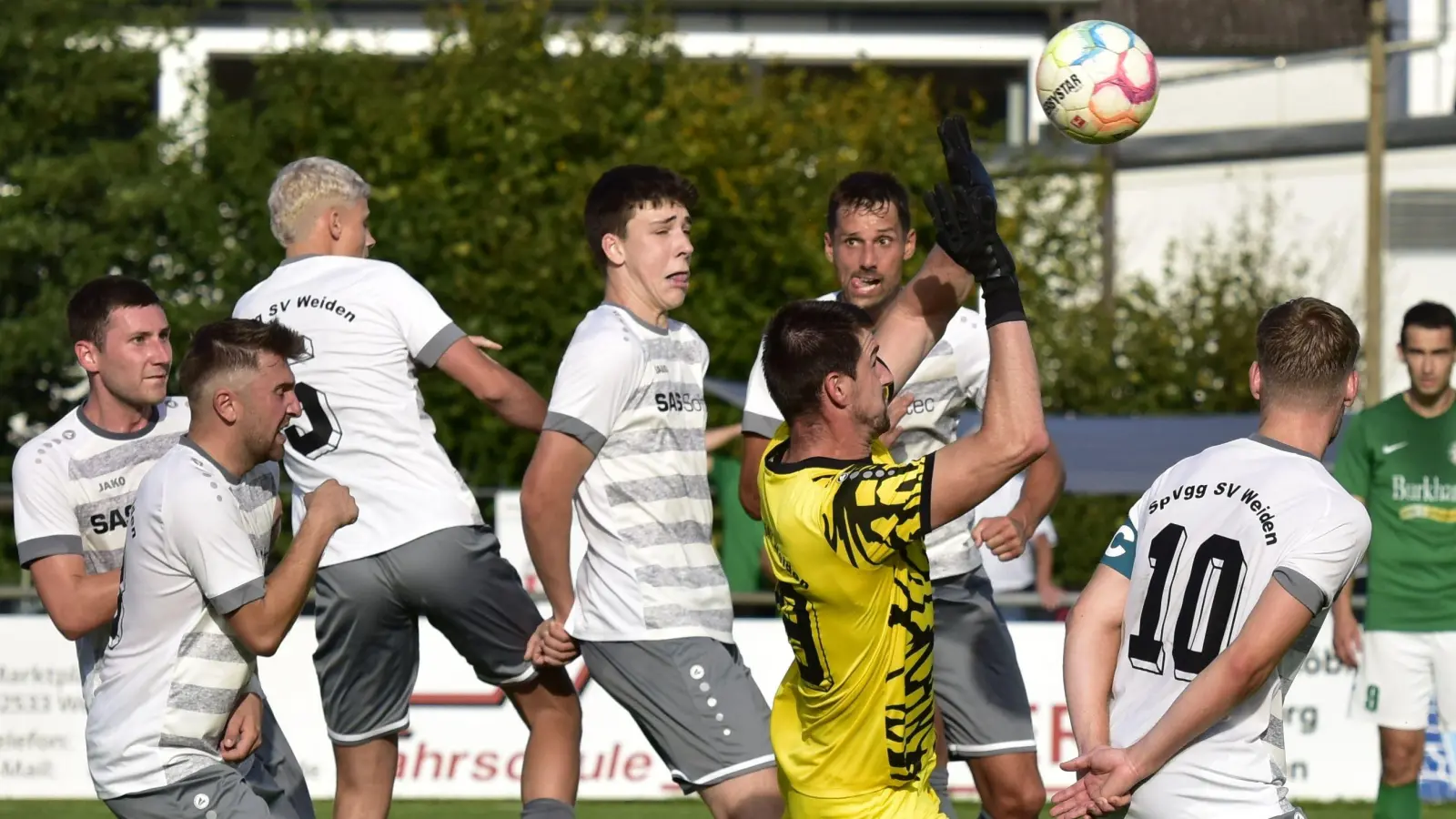 Da kann doch nichts schiefgehen: Mit vereinten Kräften wollen die Spieler der SpVgg SV Weiden gegen den TV Parsberg nicht nur das eigene Tor sauber halten, sondern auch vorne das ein oder andere Tor erzielen. (Bild: mhs)