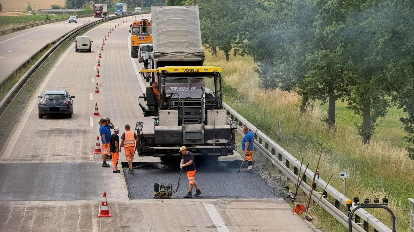 Arbeiter reparierten die durch die Hitze entstandenen Blow-ups auf der A93 zwischen Weiden und Luhe-Wildenau. Die Tempo-80-Begrenzung in diesem Bereich scheint aufgehoben.  (Archivbild: Gabi Schönberger)