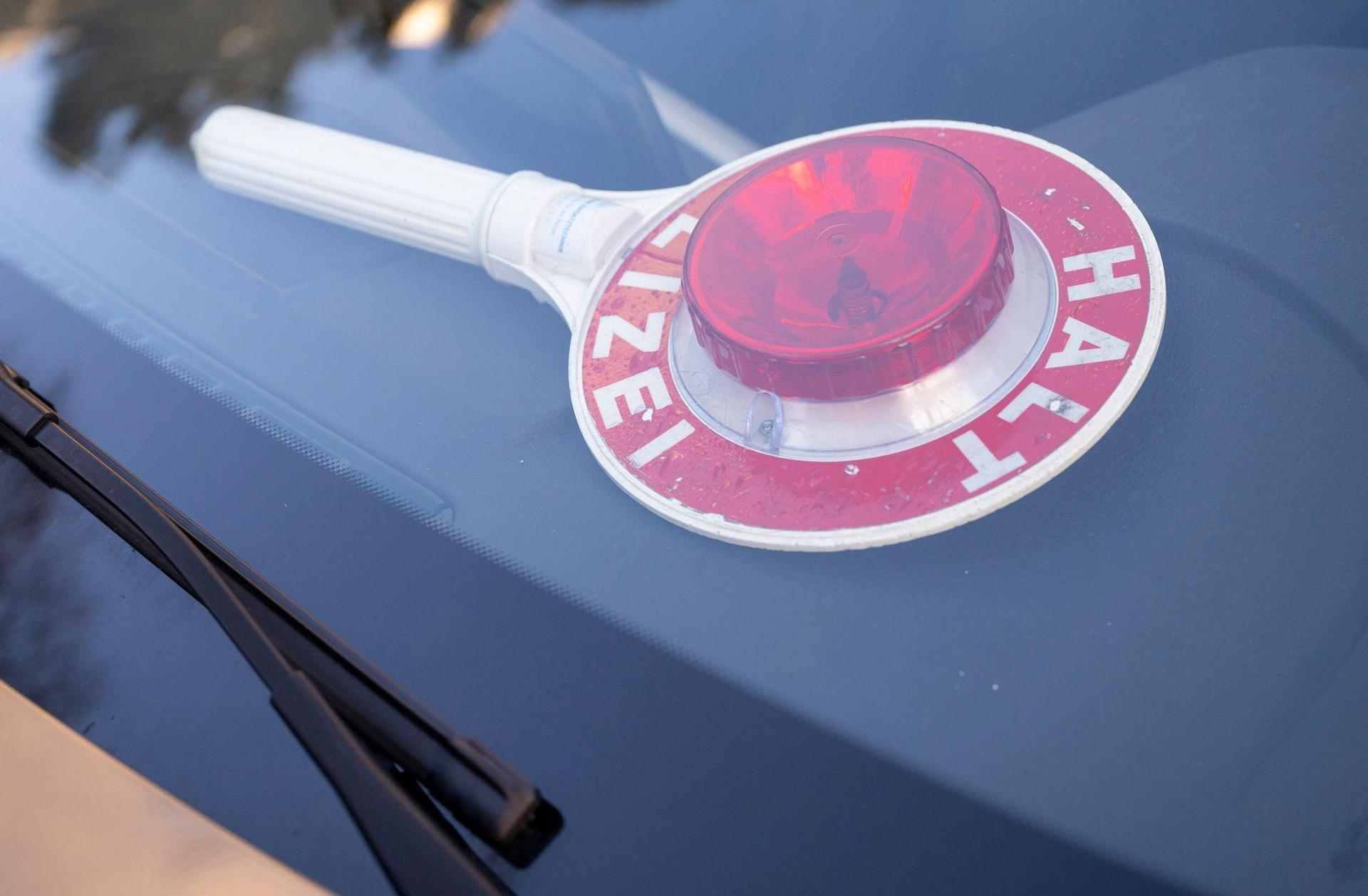 Die Bundespolizei Waidhaus vollstreckt bei Kontrollen auf der Autobahn gleich vier Haftbefehle. (Symbolbild: Peter Kneffel/dpa)