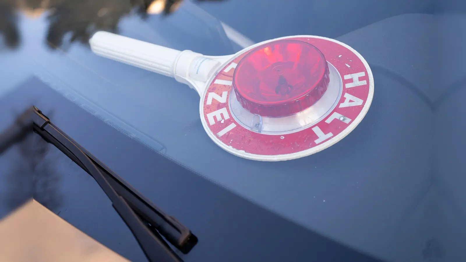 Die Bundespolizei Waidhaus vollstreckt bei Kontrollen auf der Autobahn gleich vier Haftbefehle. (Symbolbild: Peter Kneffel/dpa)