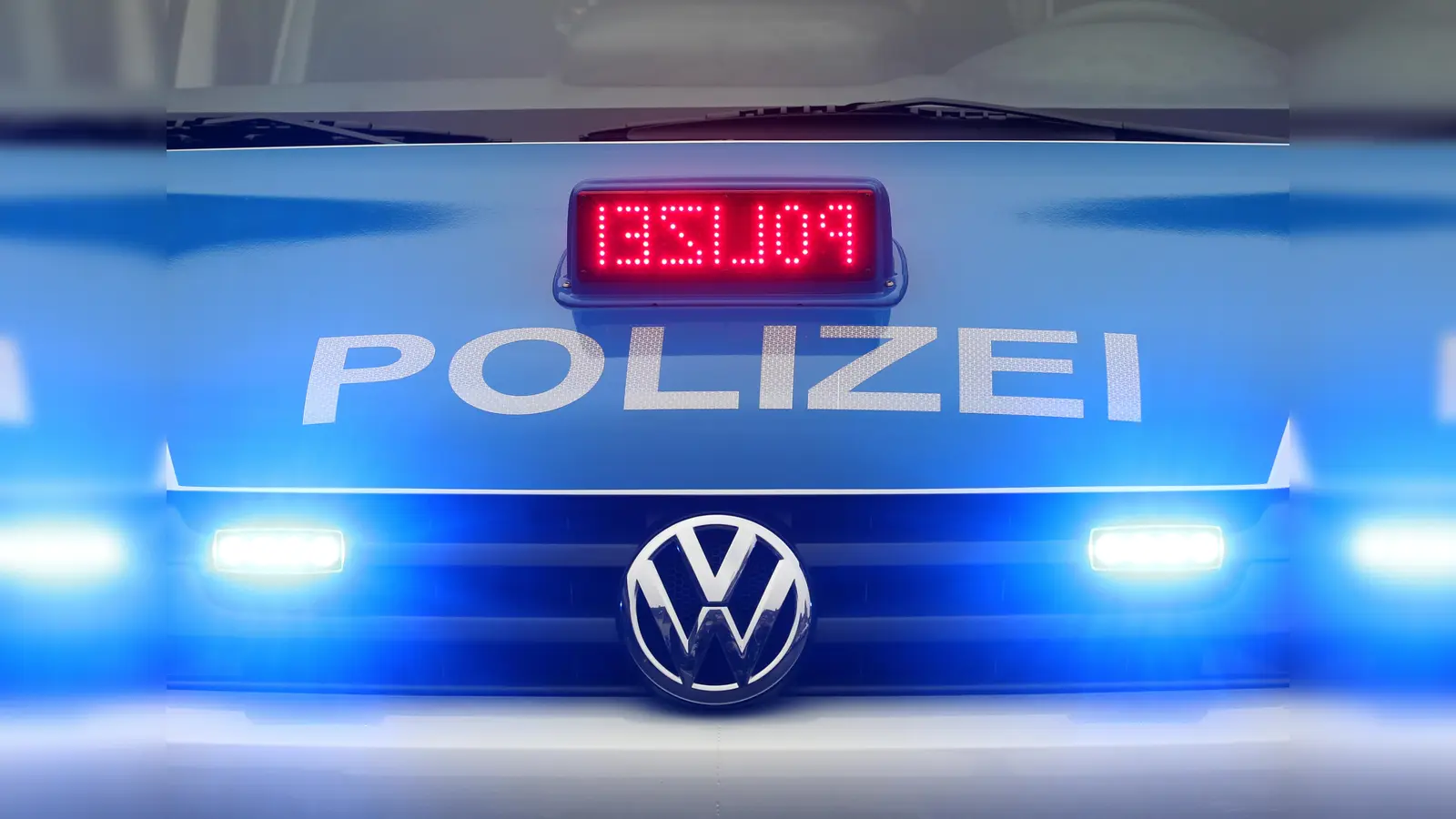 Wer hat zwei Autos in Weiden verkratzt? Die Polizei sucht nach Zeugen.  (Symbolbild: Roland Weihrauch/dpa)