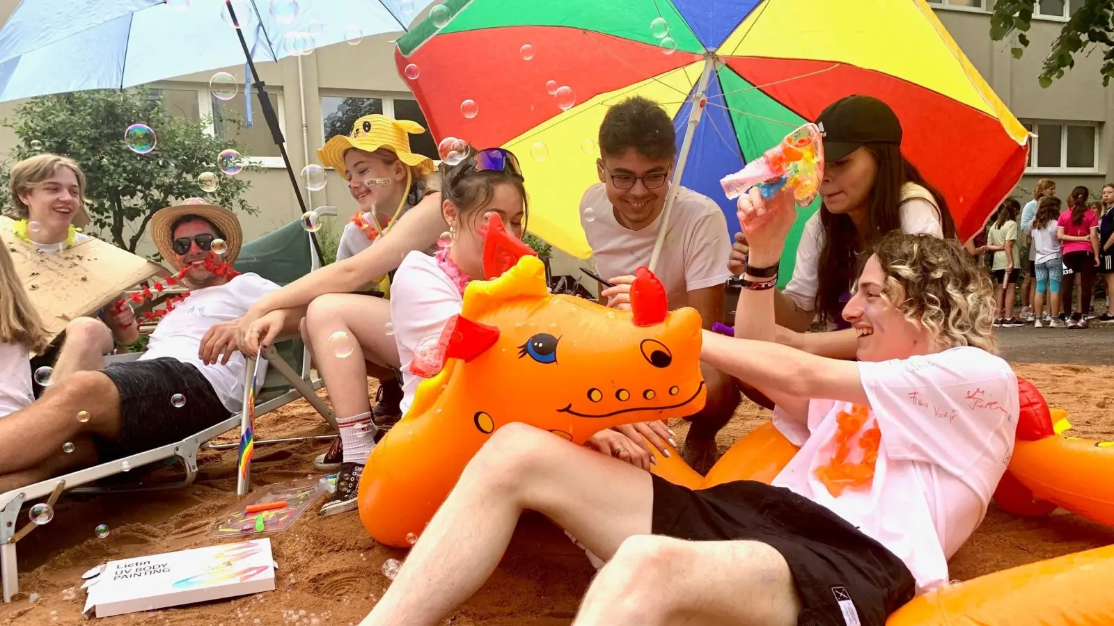 Der Abiturjahrgang 2021/2023 des Augustinus Gymnasiums Weiden feiert mit einer Sommerparty das Abitur.  (Bild: Gabi Schönberger)