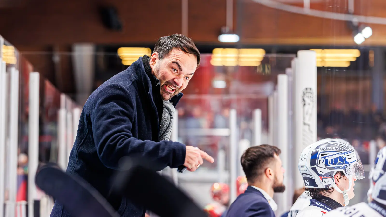 Trainer Sebastian Buchwieser konnte mit der Leistung seiner Blue Devils in Crimmitschau überhaupt nicht einverstanden sein. (Bild: Werner Moller)