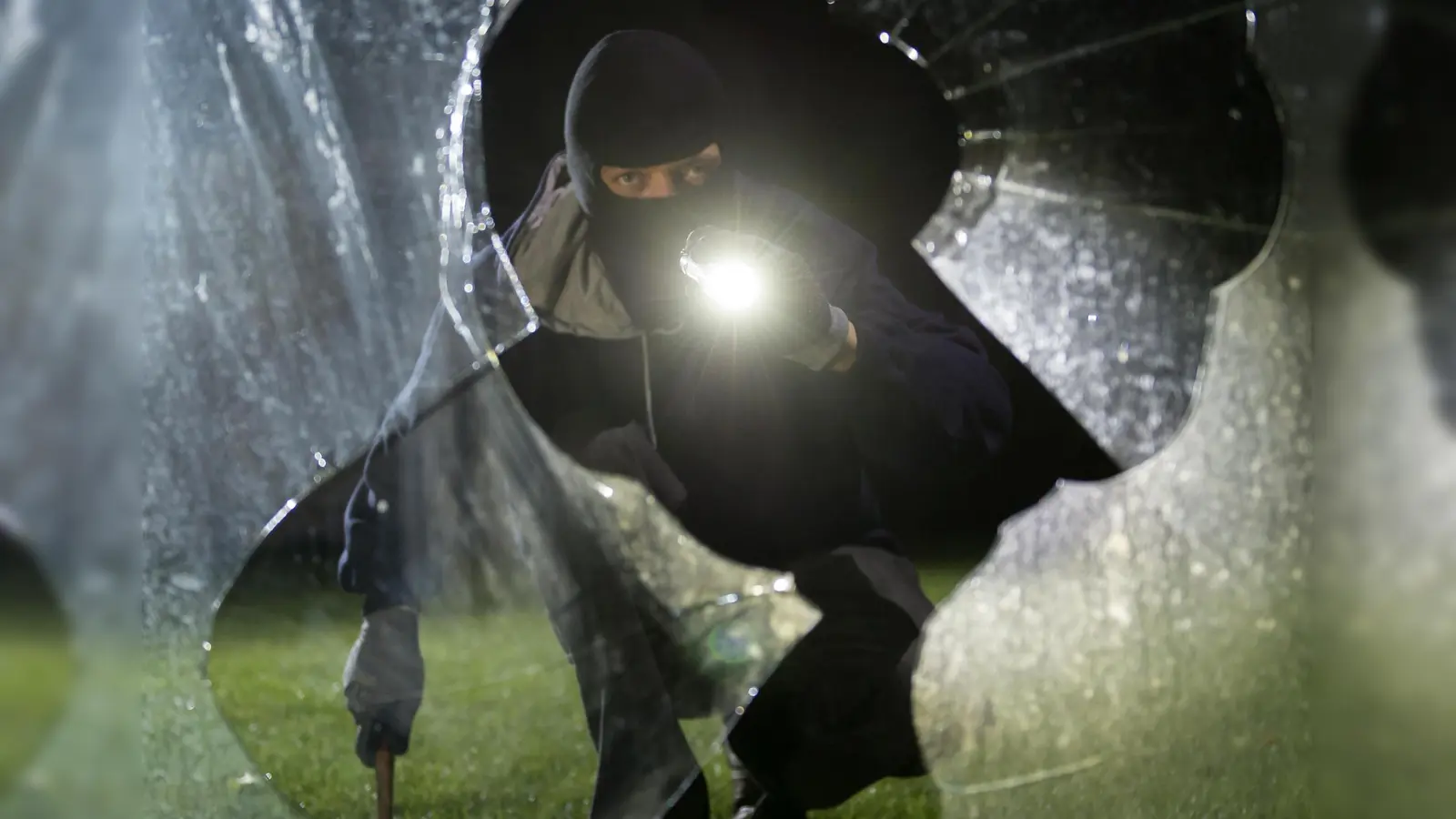 In Amberg fahndet die Polizei nach einen Einbrecher, der Werkzeug aus einem Keller gestohlen hat. (Symbolbild: Daniel Maurer/dpa)