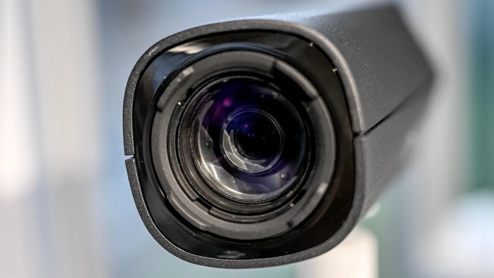 Mitarbeiter und Gäste sollen im April 2023 auf den Toiletten einer Weidener Bar gefilmt worden sein.  (Symbolbild: Britta Pedersen/dpa)