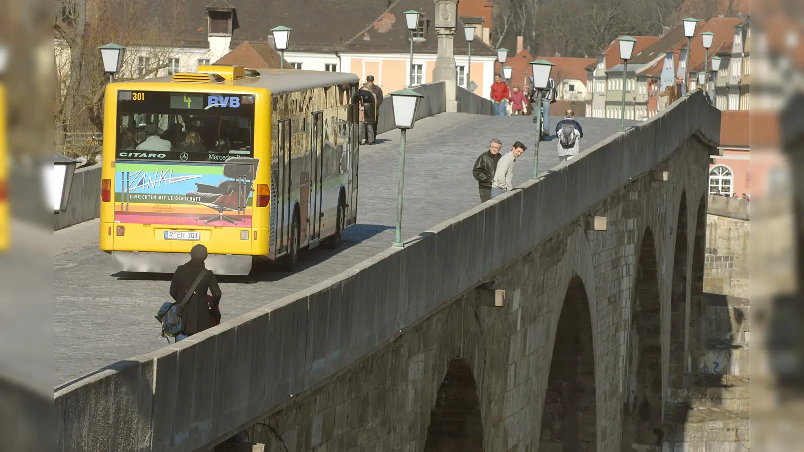 In Regensburg kommt es wegen eines Streiks am Donnerstag und Freitag zu massiven Einschränkungen im Linienbusverkehr. Hier ein Archivbild – die Steinerne Brücke ist für Busse mittlerweile gesperrt. (Archivbild: Armin Weigel/dpa)