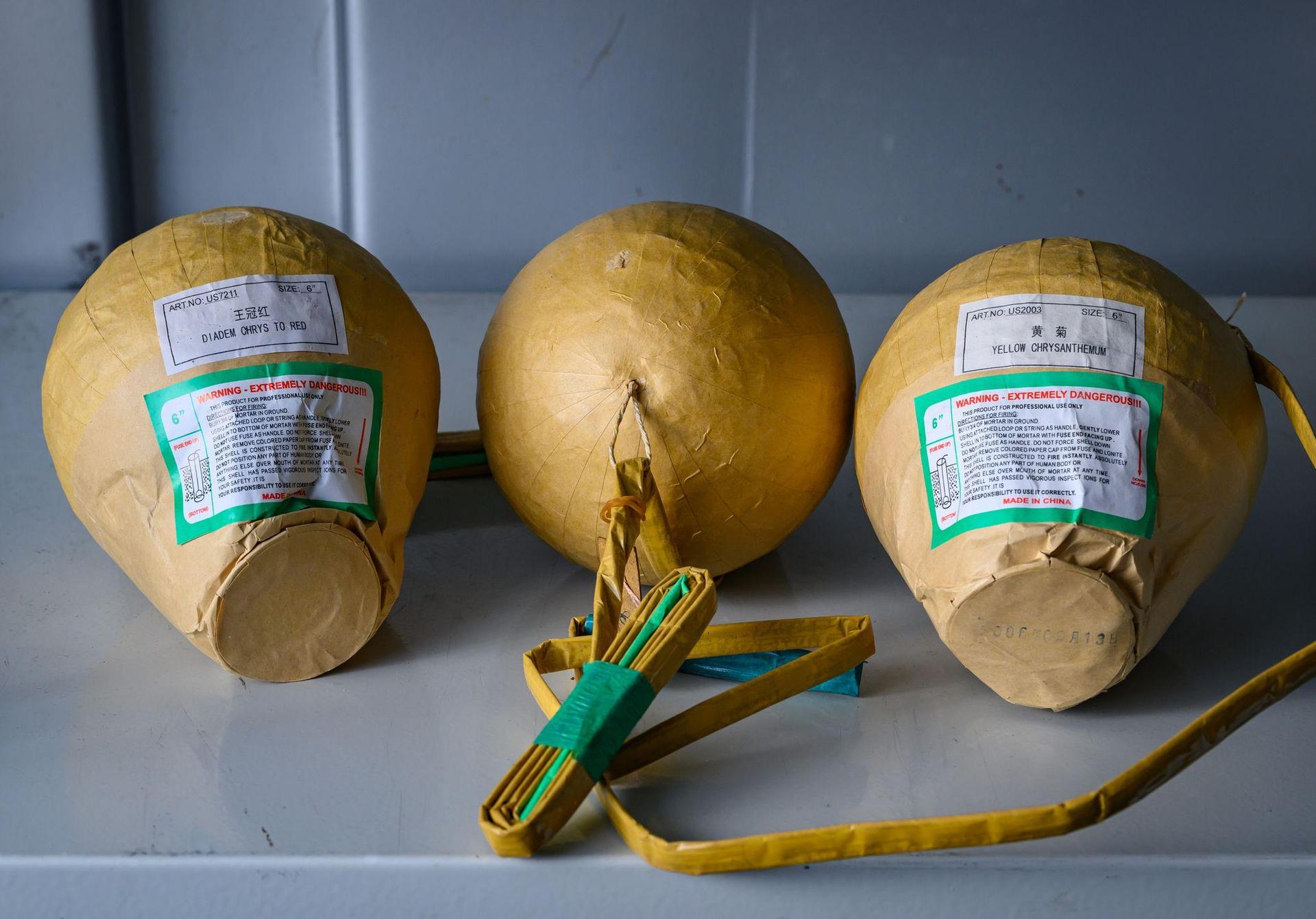 Kugelbomben können massive Schäden anrichten. Drei Jugendliche mit solchen verbotenen Böllern erwischte die Bundespolizei am Wochenende. (Symbolbild: Patrick Pleul/dpa)