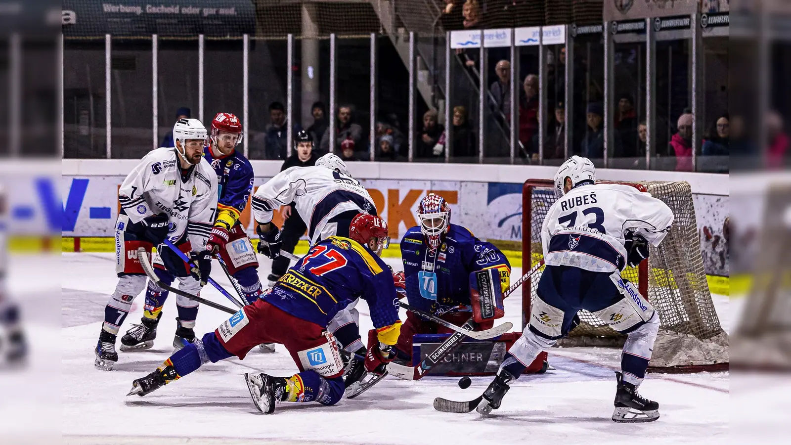 Brenzlige Szene vor dem Kasten des EC Peiting: Die Blue Devils gewannen am Sonntag auch das zweite Match im Play-off-Viertelfinale. (Bild: Werner Moller)