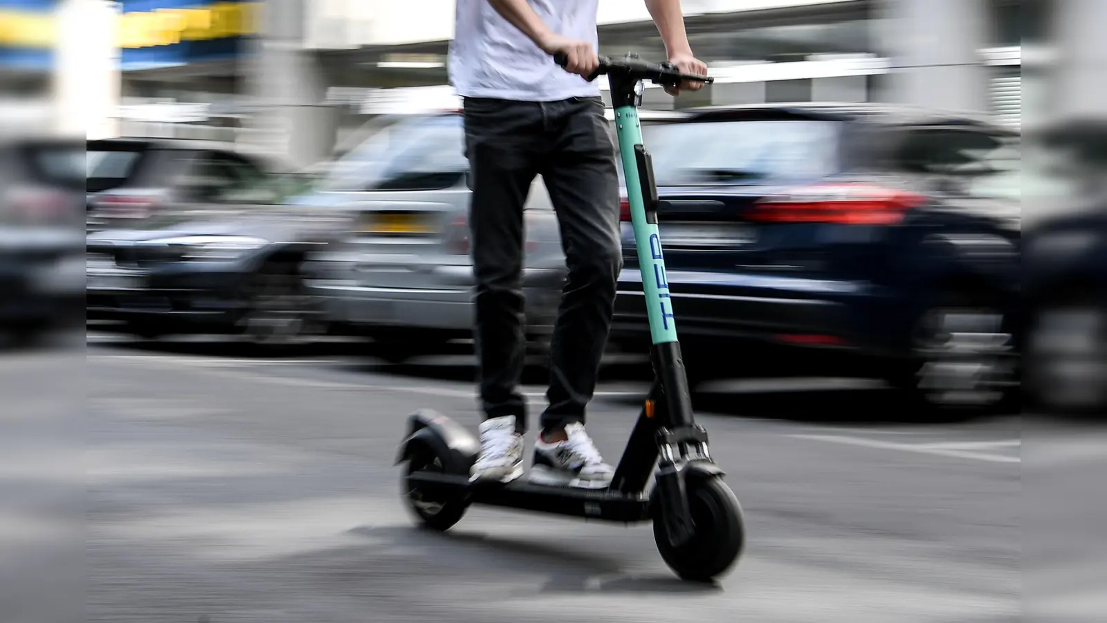 Ein 39-Jähriger war am Sonntagabend auf seinem E-Scooter im Mühlbergweg in Neustadt/WN unterwegs, als er von der Polizei kontrolliert wurde. Der Alkoholtest ergab: 1,1 Promille. (Symbolbild: Britta Pedersen/dpa)