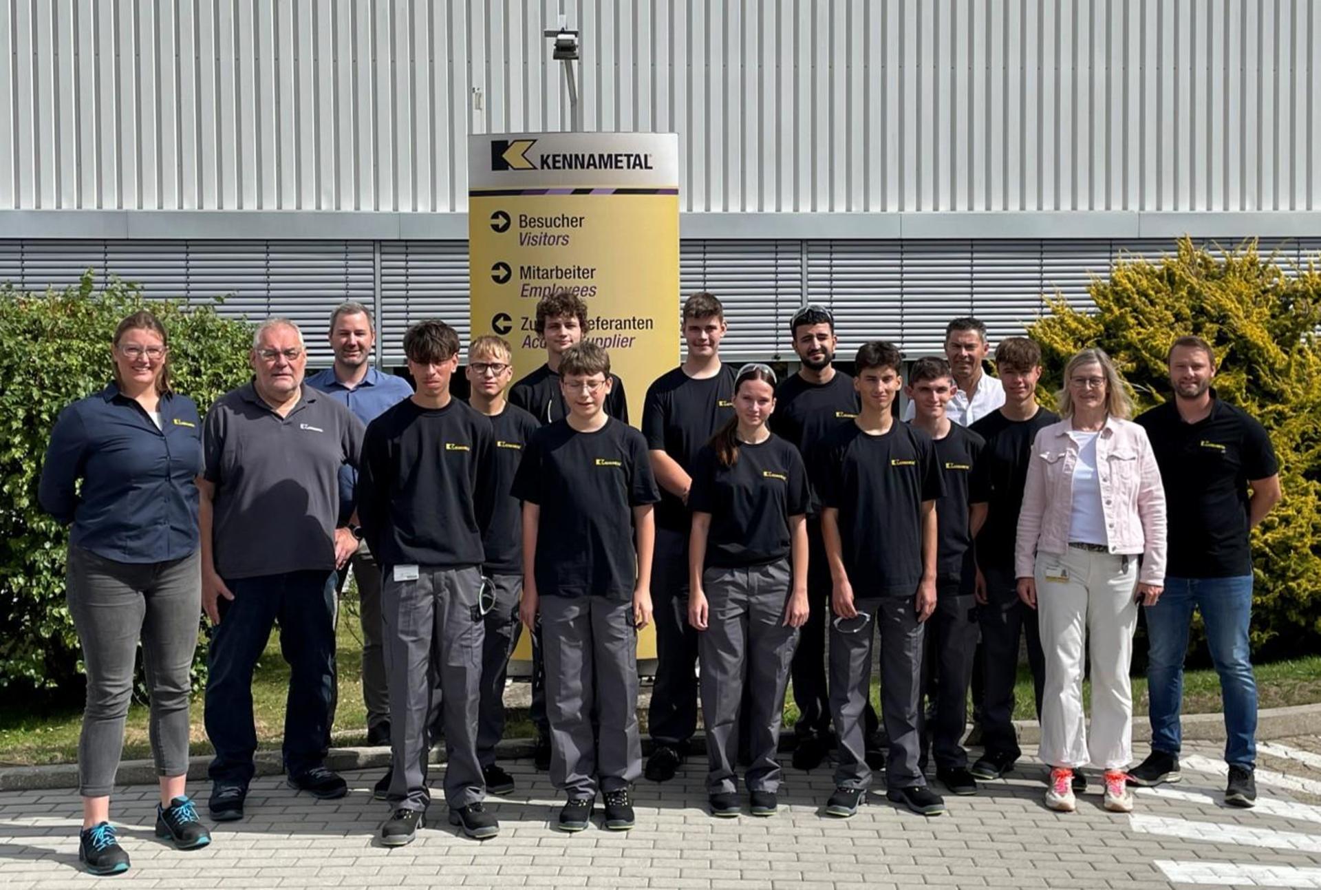 v. l. n. r. Anja Obermeier (technische Ausbilderin), Josef Braun (Produktionsleiter), Stephan Schatz (Werksleiter), Noah Greimel, Julian Weich, Vit Packan, Michael Lorenz, Sebastian Prößl, Vivien Raabe, Abdulrahman Aljolaji, Luis Haberl, Lukas Zeitler ,Markus Baierl (Betriebsratsvorsitzender), Timo Burkhard, Christine Mannhardt (Personalleiterin) und Maximilian Winkler (technischer Ausbilder). Bild: Kennametal (Bild: Kennametal)