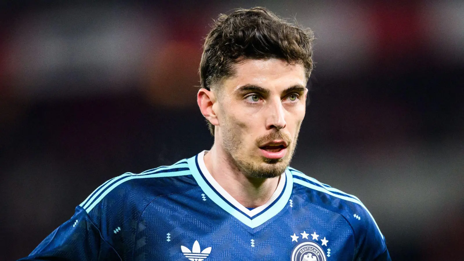 Das blaue DFB-Auswärtstrikot verkauft sich zum WM-Start sehr gut - allerdings gibt es einen kurzfristigen Engpass bei Namen mit dem Buchstaben V - wie etwa bei Kai Havertz. (Archivbild) (Bild: Tom Weller/dpa)