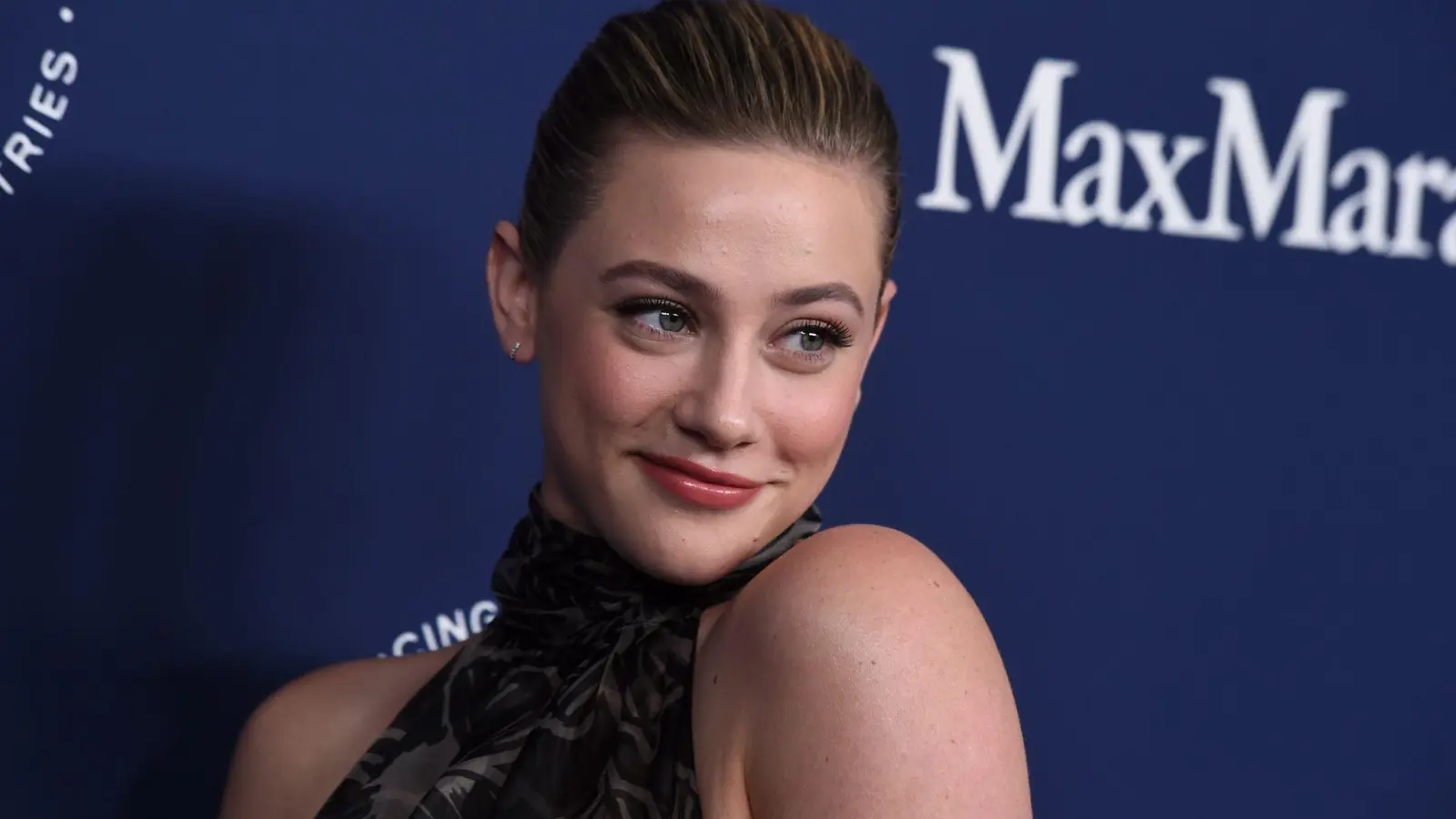 Lili Reinhart gibt auf Instagram Klinikfotos preis. (Archivbild) (Bild: Jordan Strauss/Invision/AP/dpa)