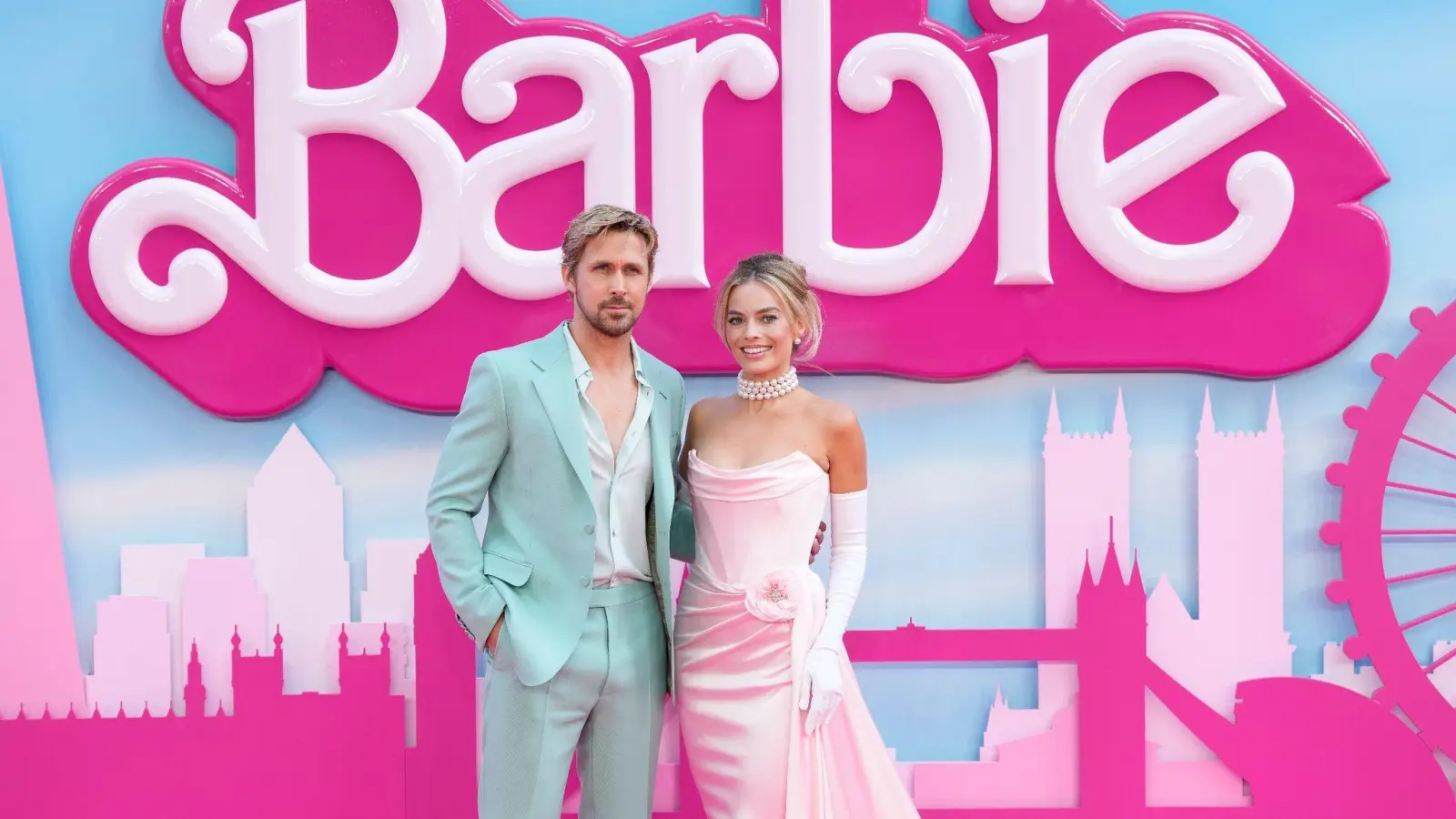Ryan Gosling und Margot Robbie spielen die Hauptrollen in „Barbie“. (Bild: Scott Garfitt/Invision/AP/dpa)