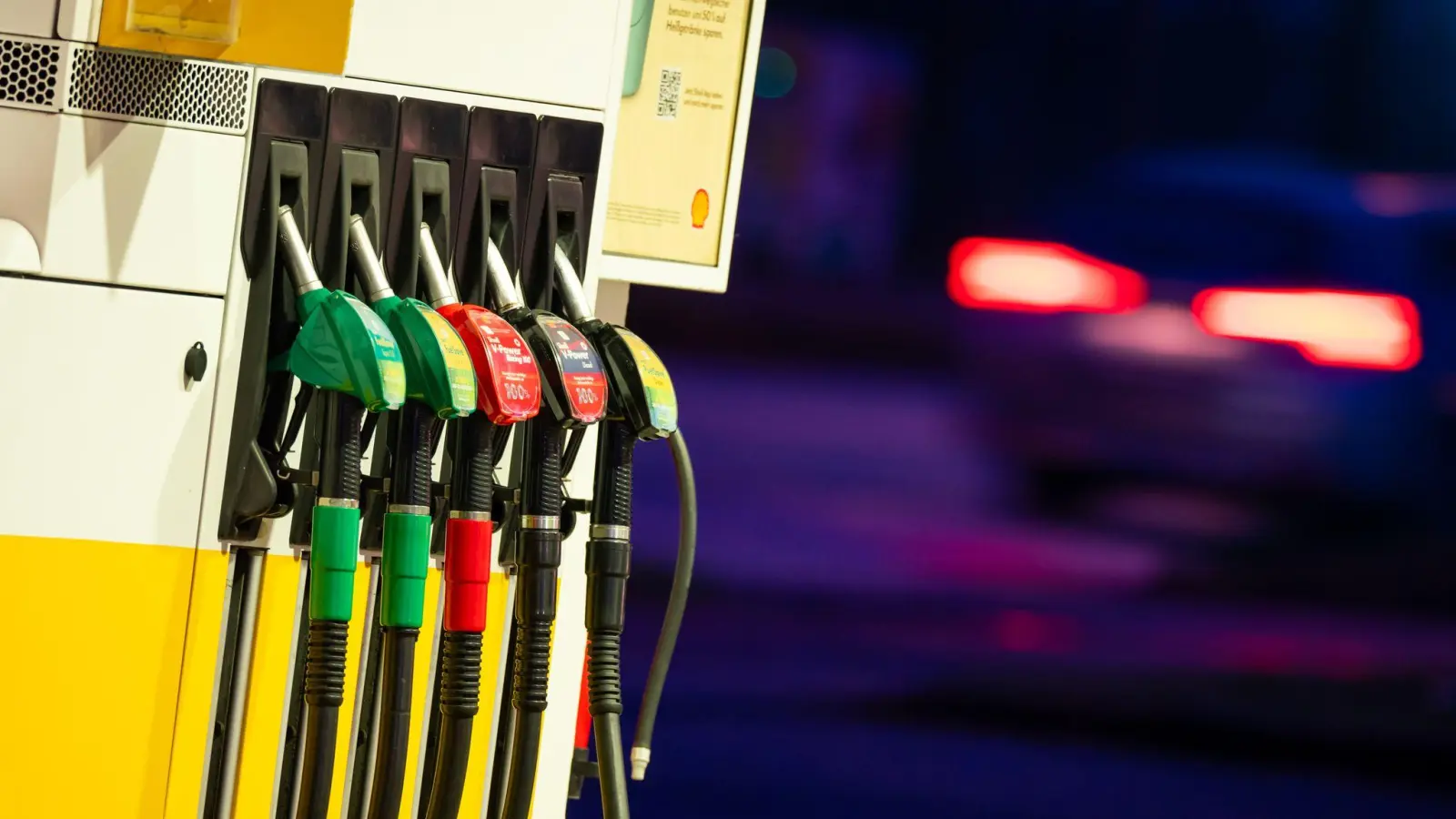 Ein Auto fährt am frühen Morgen an der Zapfsäule einer Tankstelle vorbei. (Bild: Jonas Walzberg/dpa)