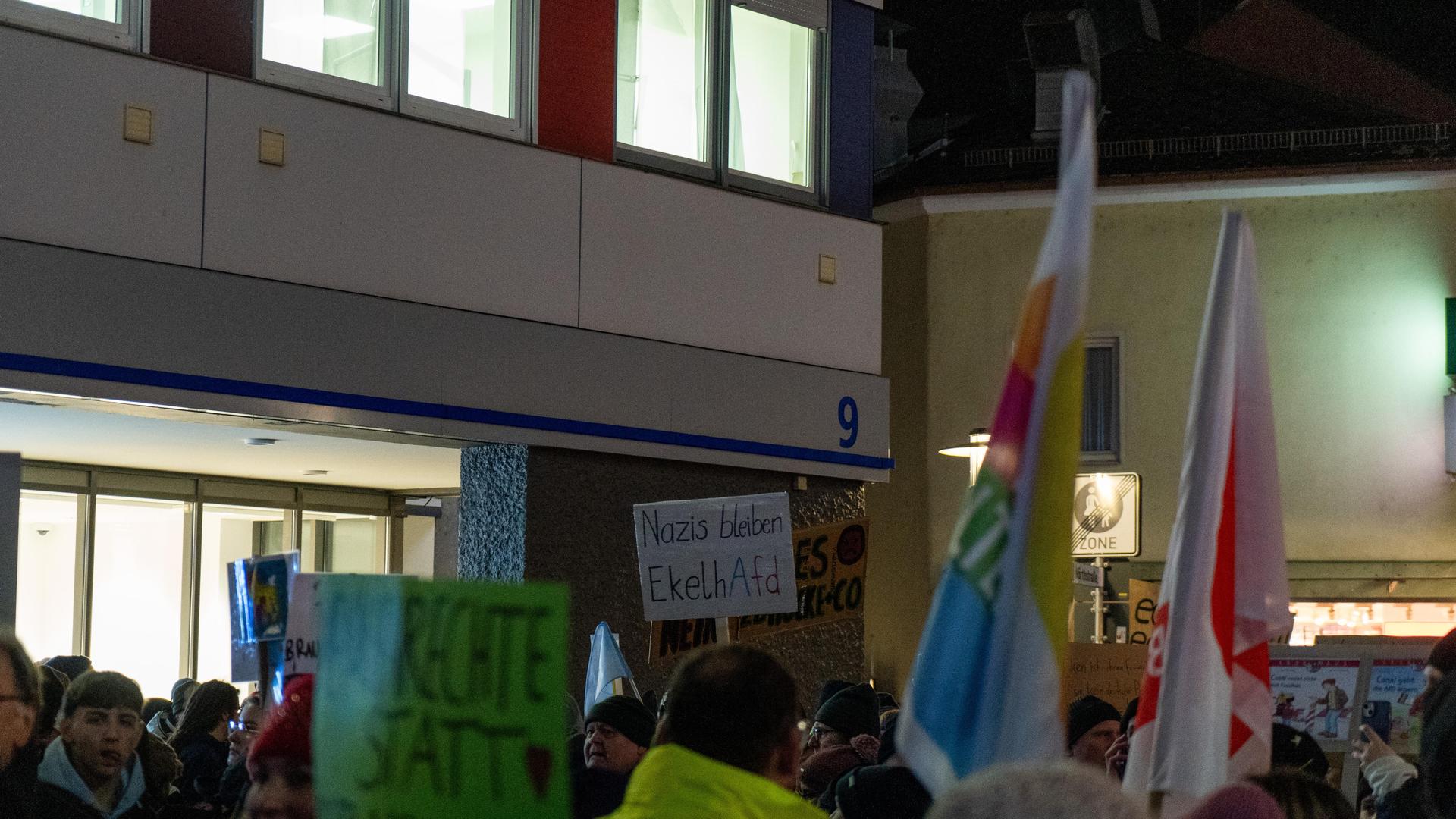 Bei der Demo gegen Rechts haben sich tausende Menschen zu einem Protestmarsch durch Weiden versammelt. (Bild: knz)