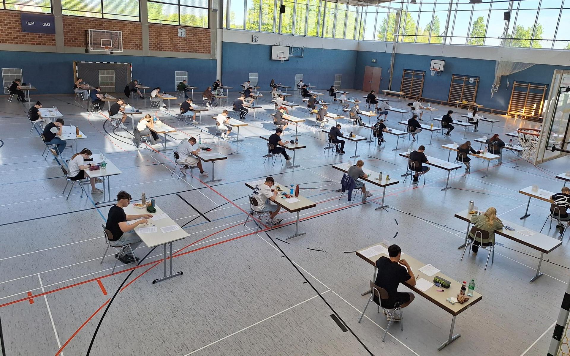 Konzentriert schwitzten die Schülerinnen und Schüler über der Abschlussprüfung im Fach Deutsch. (Bild: Nadine Paulus)