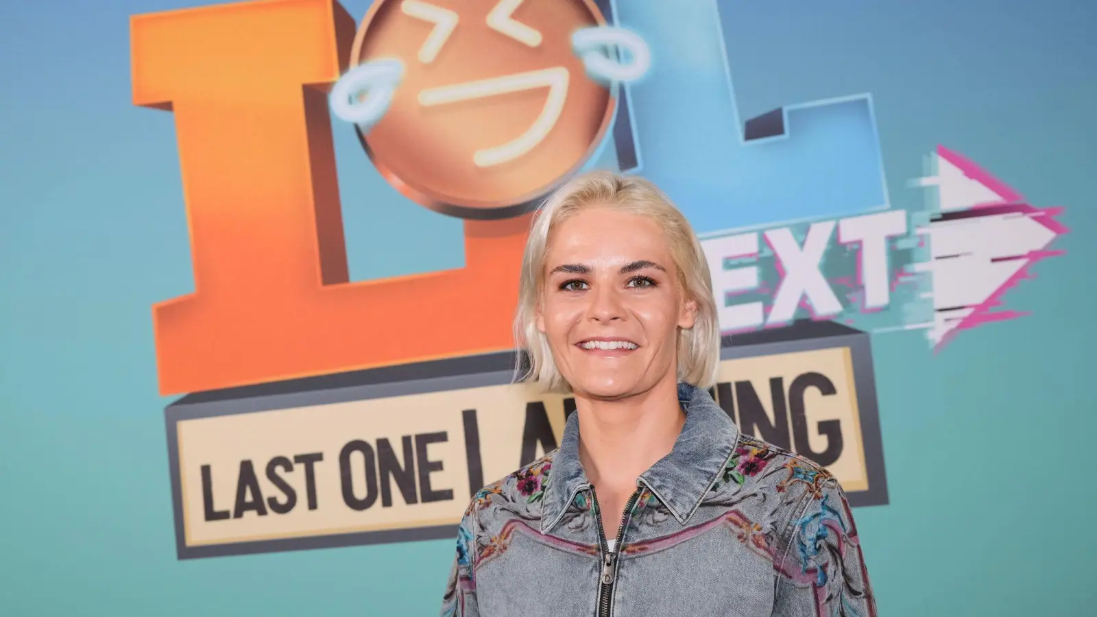 Hazel Brugger moderiert den Comedy-Ableger „LOL Next“.  (Archivbild: Soeren Stache/dpa)