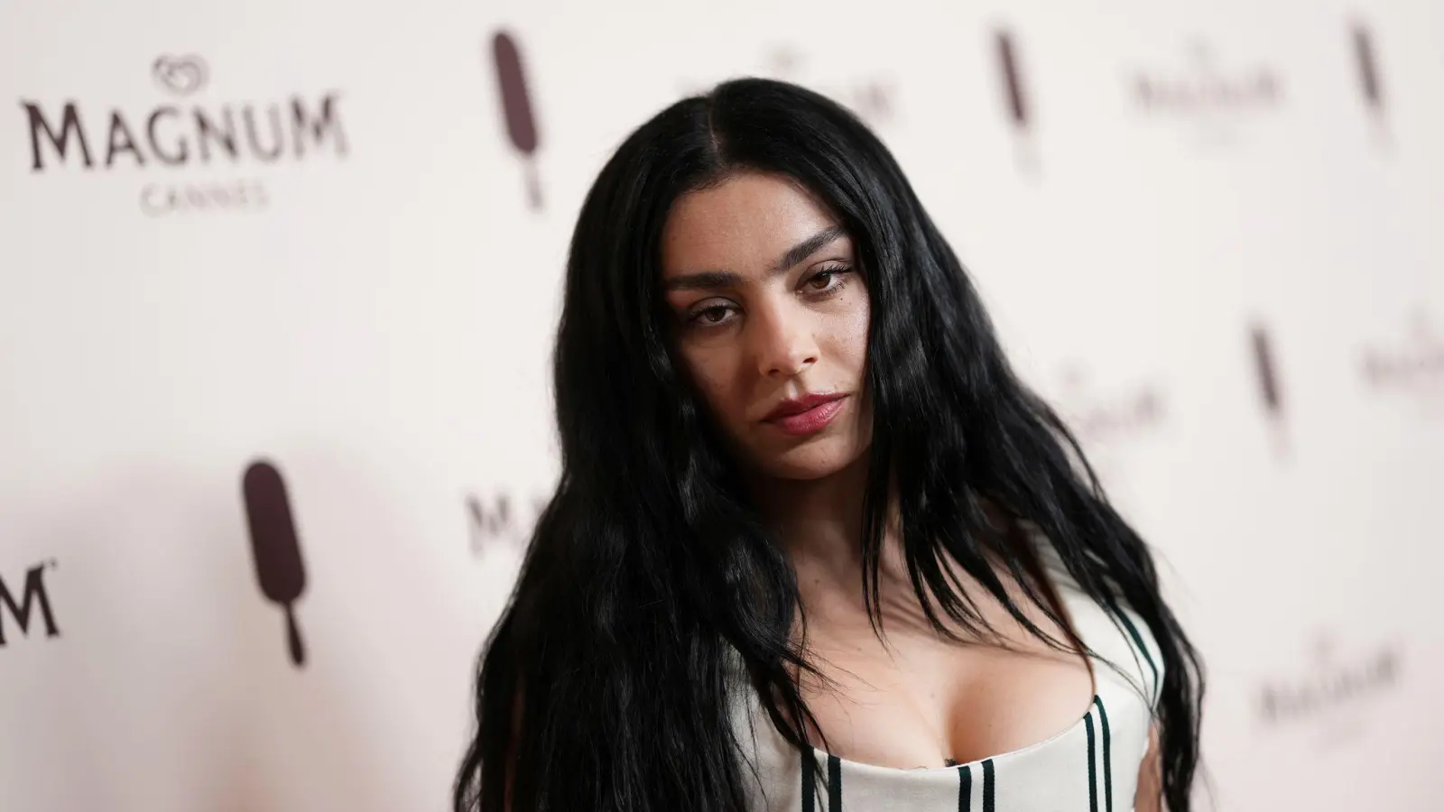 Nun verheiratet: Popstar Charli XCX. (Archivbild: Scott A Garfitt/Invision via AP/dpa)