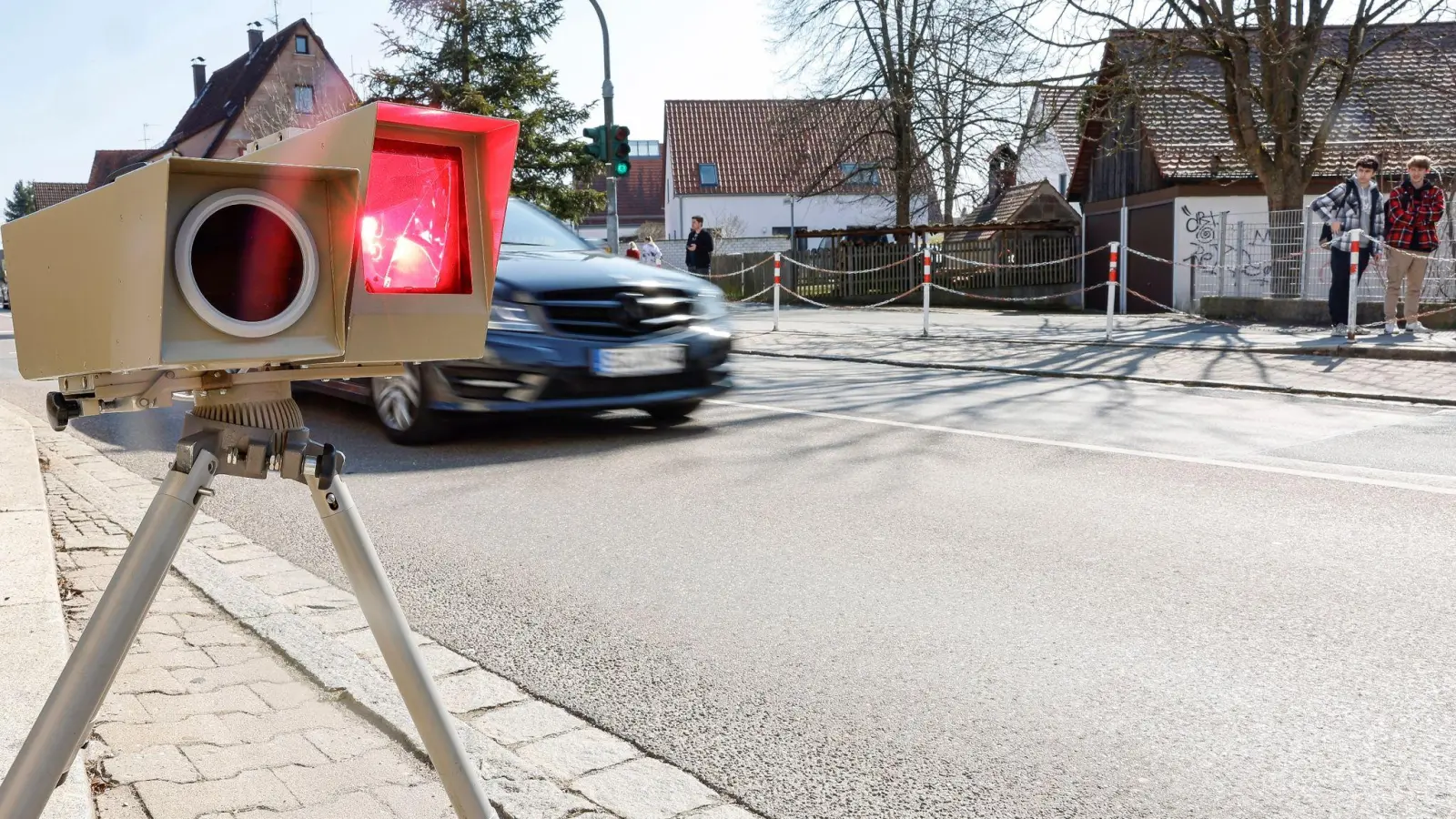 Bei ihren Geschwindigkeitsmessungen im September hatte die Verkehrspolizei Weiden über 2000 Fahrer zu beanstanden.  (Symbolbild: Daniel Löb/dpa)