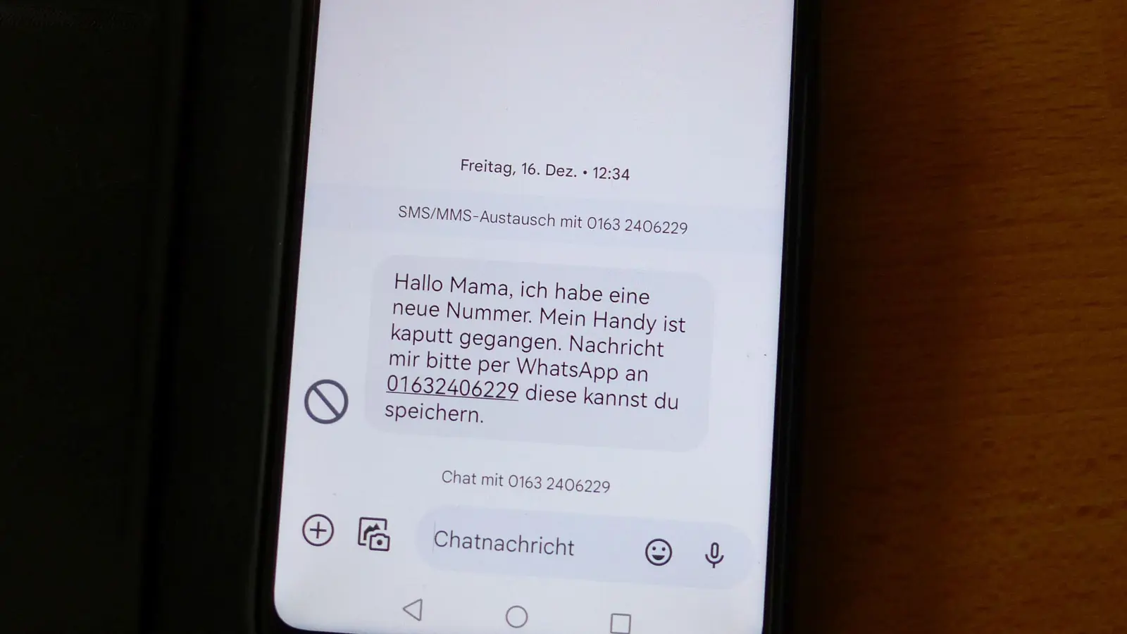 Ein Android-Handy zeigt eine SMS, mit der Betrüger das Vertrauen von Menschen erschleichen wollen, um ihnen Geld abzuschwatzen. Die SMS ging im Dezember 2023 an einen Weidener. „Hallo Mama, ich habe eine neue Nummer. (...)”. (Archivbild: Thomas Schaller)