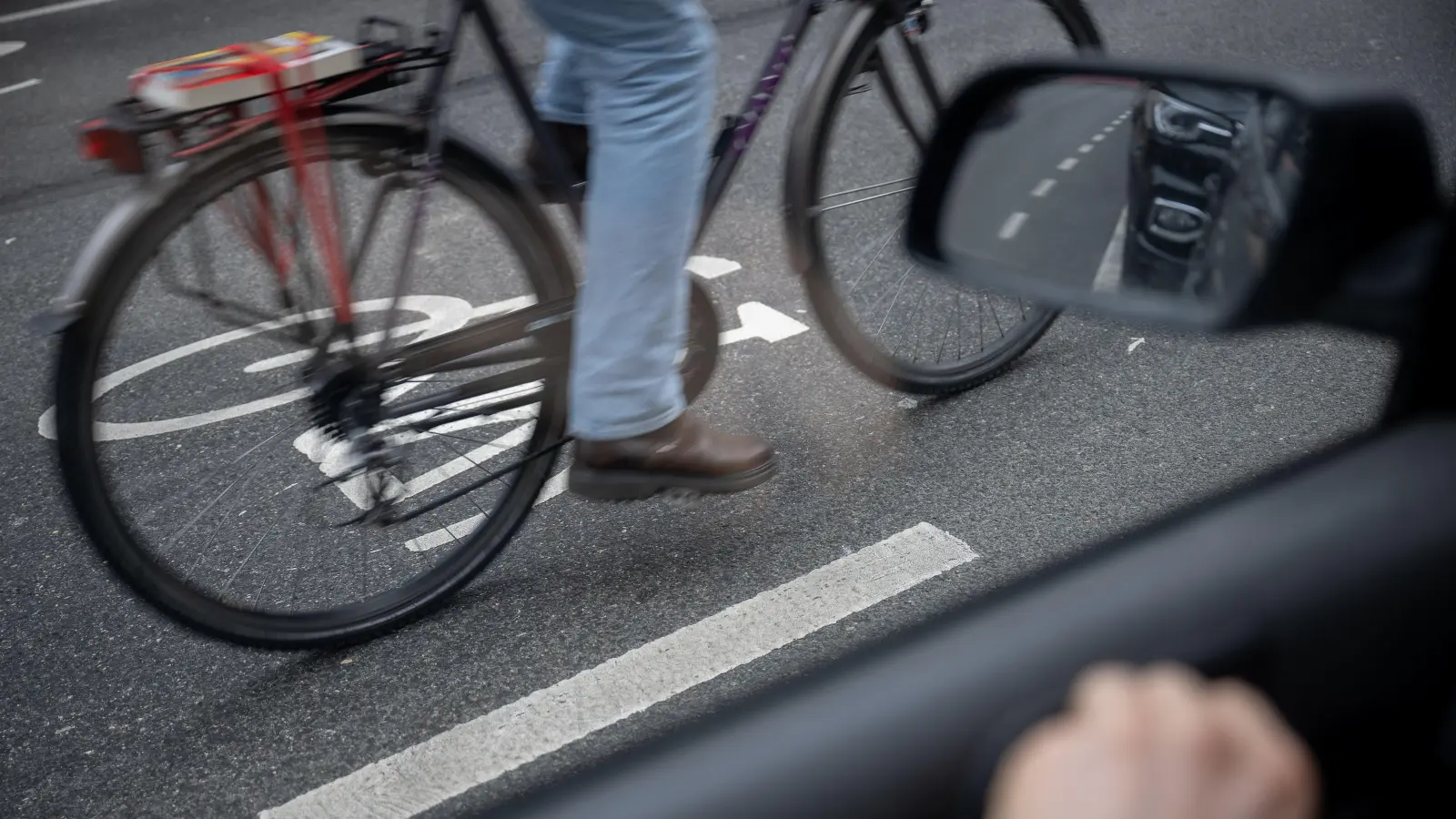 Mit knapp zwei Promille Alkohol im Blut ist ein 22-Jähriger in Sulzbach-Rosenberg vom Rad gestürzt und hat sich dabei schwer verletzt. (Symbolbild: Sebastian Gollnow/dpa)