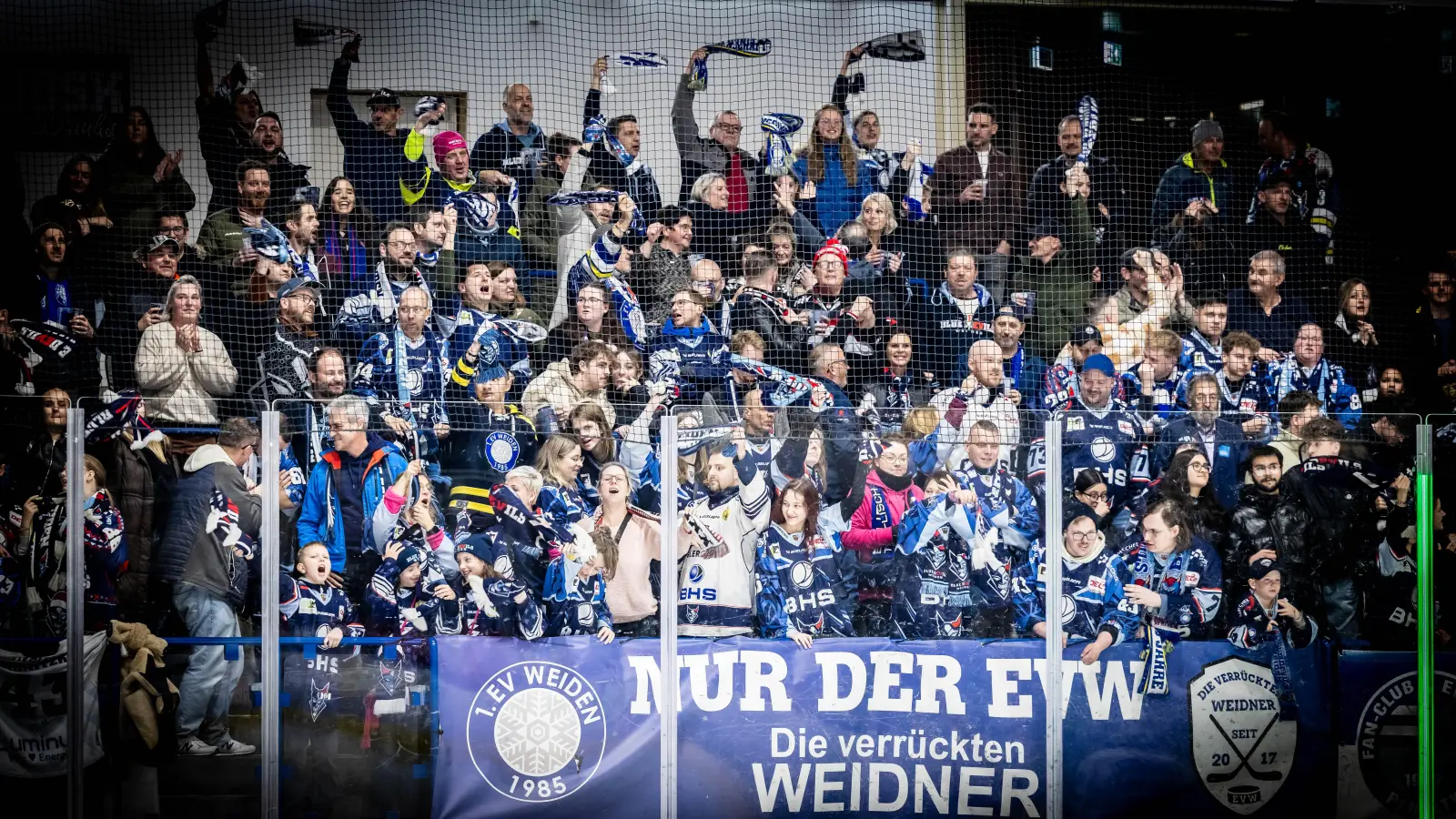 Die Blue Devils Weiden laden am Samstag zum öffentlichen Training in der Hans-Schröpf-Arena ein.  (Archivbild: Tobias Neubert)