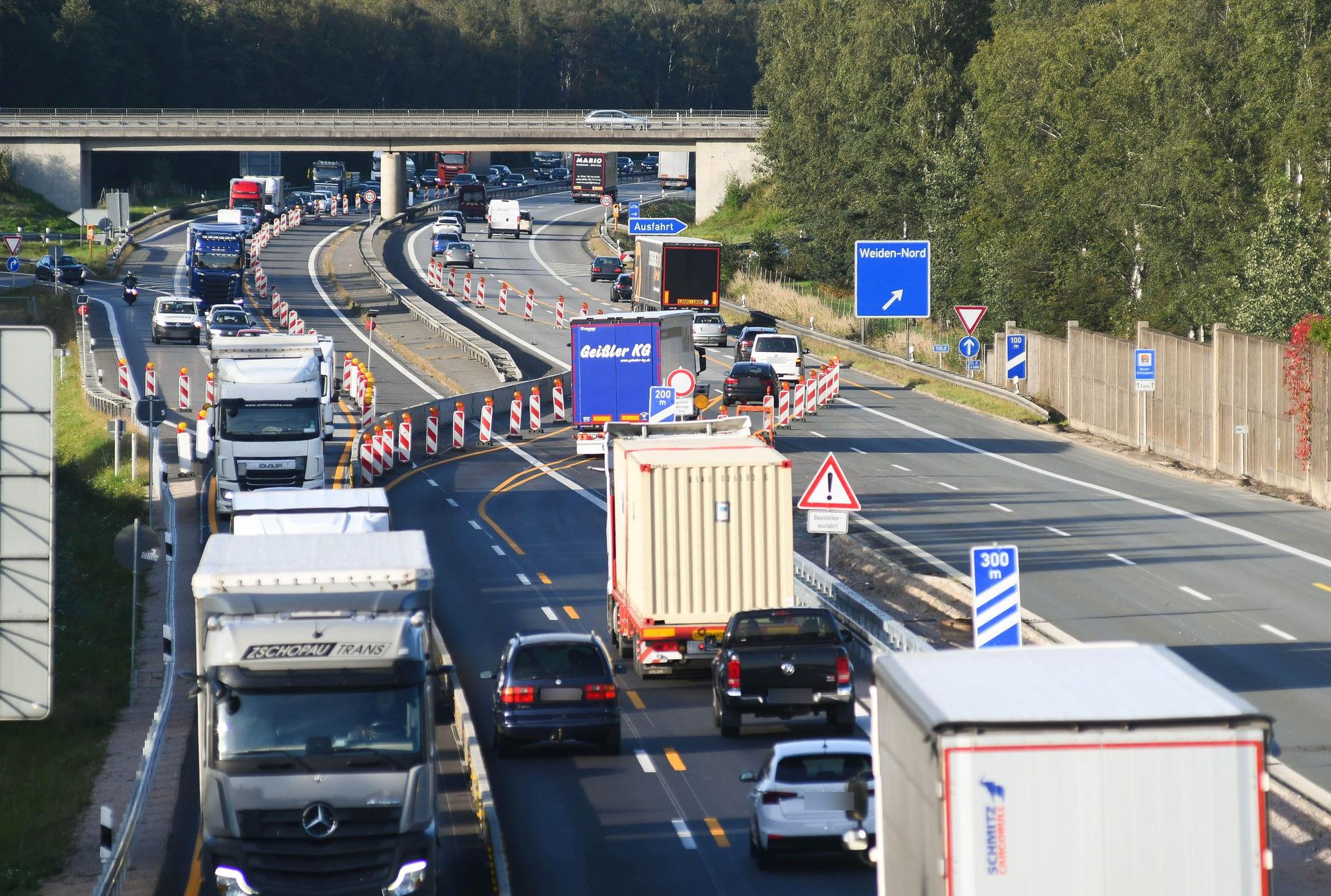 Bis Dezember geht es eng zu auf der A93 bei Weiden. Ab Montag, 9. Oktober, ist eine weitere Teilsperrung erforderlich. (Bild: Gabi Schönberger)