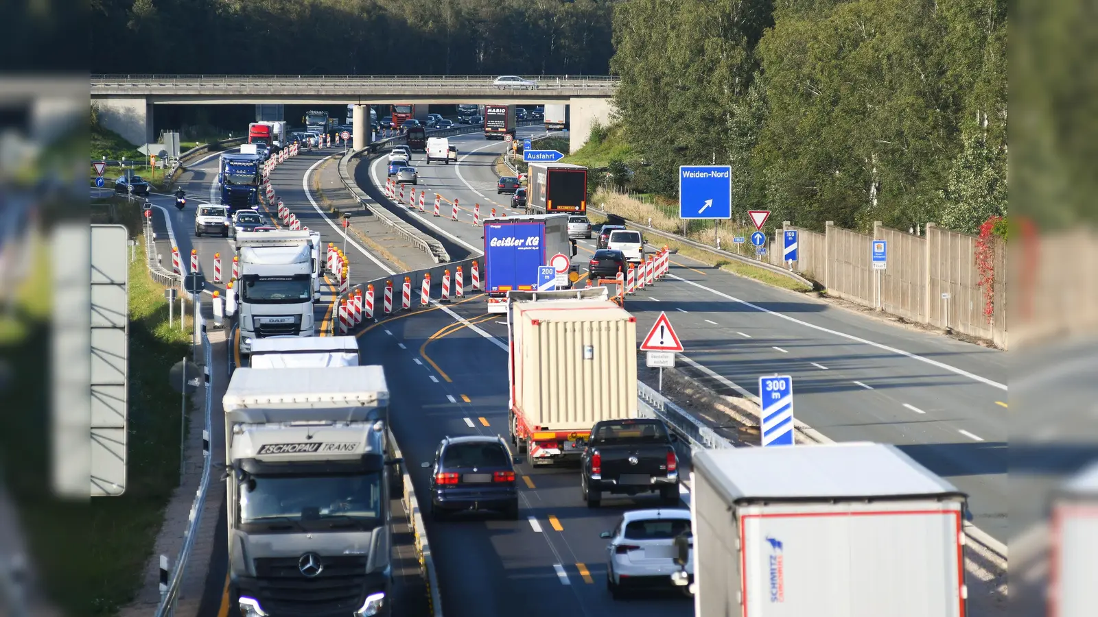 Bis Dezember geht es eng zu auf der A93 bei Weiden. Ab Montag, 9. Oktober, ist eine weitere Teilsperrung erforderlich. (Bild: Gabi Schönberger)