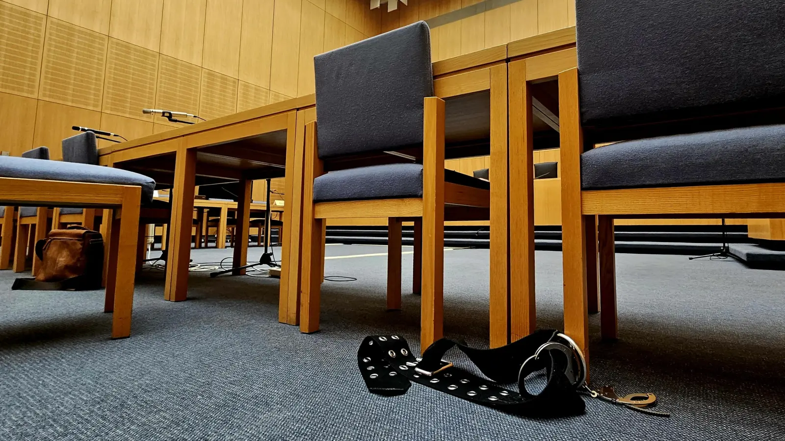 Diese Fesseln durfte Tobias S. während der Verhandlung in Weiden abnehmen. Der 45-Jährige muss wohl für mehr als sieben Jahre wegen gewerbsmäßigen Betrugs in Haft.  (Bild: blf)