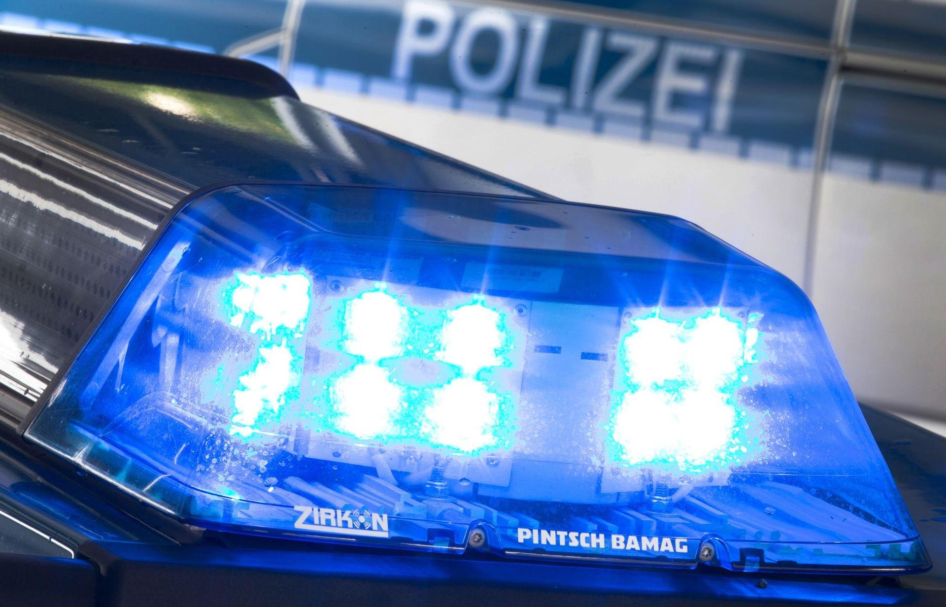 Unbekannte haben die Scheibe eines Kiosk am ZOB in Weiden beschädigt. (Symbolbild: Friso Gentsch/dpa)