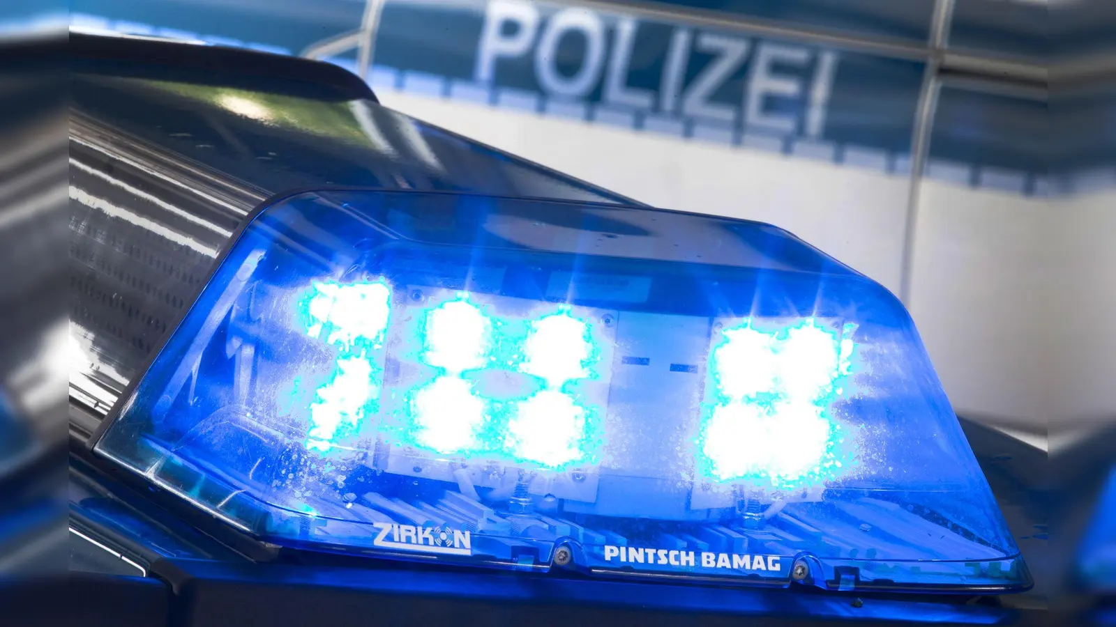 Unbekannte haben die Scheibe eines Kiosk am ZOB in Weiden beschädigt. (Symbolbild: Friso Gentsch/dpa)