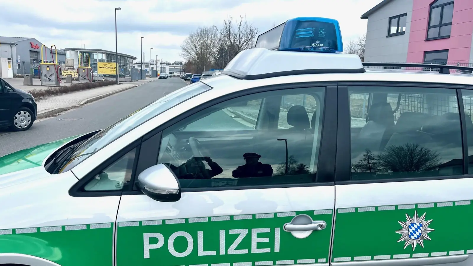 Die Polizei hat den Bereich abgesperrt: In einem Entsorgungsbetrieb im Weidener Norden wurde im Altmetall eine Handgranate gefunden. (Bild: Gabi Schönberger)