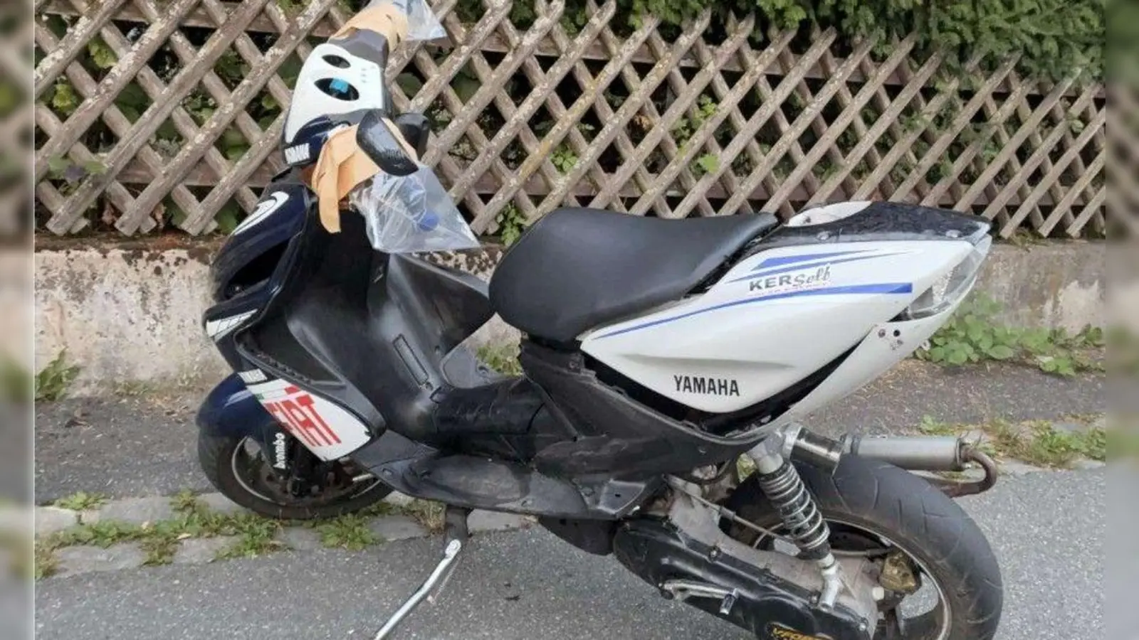 Ein Rollerfahrer ohne Versicherung und Fahrerlaubnis flüchtet in Weiden vor der Polizei. Die Beamten suchen nun nach Zeugen. (Bild: Polizeiinspektion Weiden)