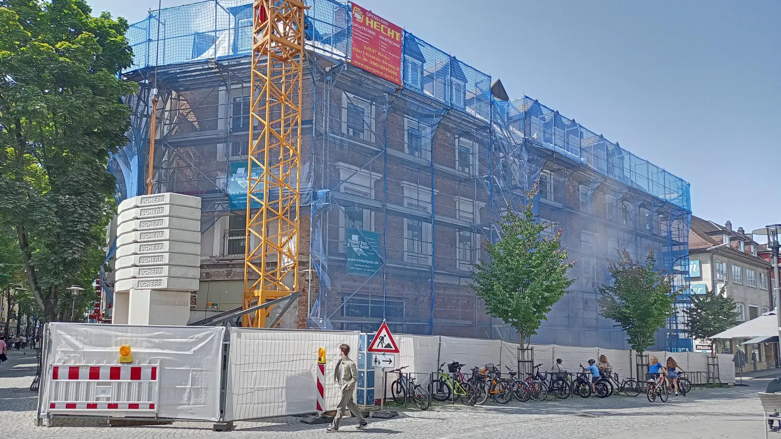 In den ehemaligen „Esprit” am Eingang der Weidener Max-Reger-Straße soll wieder ein Bekleidungsgeschäft einziehen. Derzeit läuft eine umfangreiche Sanierung am Gebäude.  (Bild: Hladik)