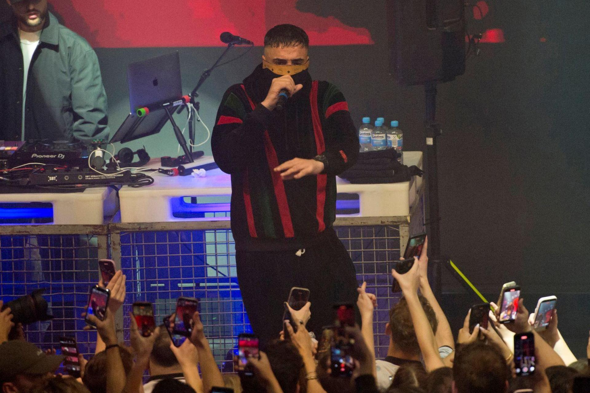 In Osnabrück gab Haftbefehl das erste Konzert seit Erscheinen seiner Doku. (Bild: Philipp Hülsmann/dpa)