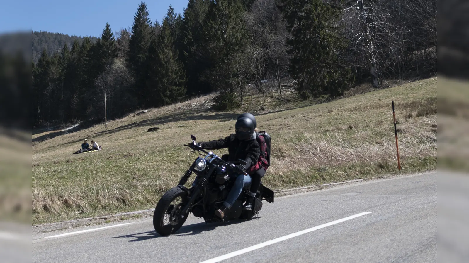 Bei Ursensollen zwischen Viehberg und Weiherzant wurde ein Motorradfahrer – hier ein Symbolbild – aus Amberg bei einem Unfall schwer verletzt. (Symbolbild: Patrick Seeger/dpa)