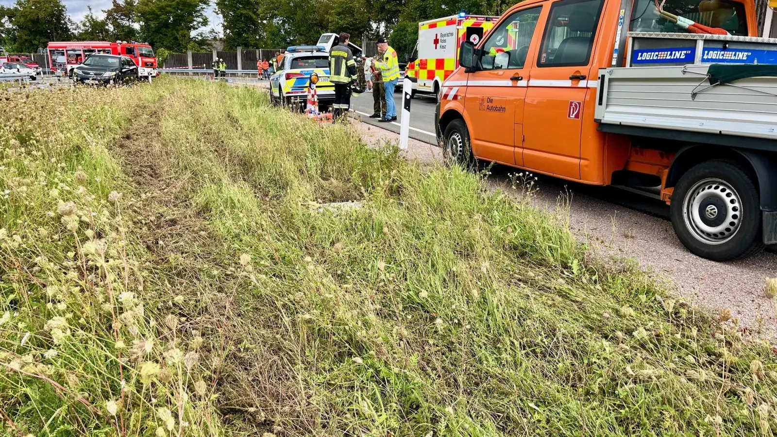 Hier über die kleine Böschung führen die Spuren des Busses, der wenig auf der anderen Seite der Straße die Lärmschutzwand durchbrach. Über die Gründe wird noch gerätselt. (Bild: Gabi Schönberger)