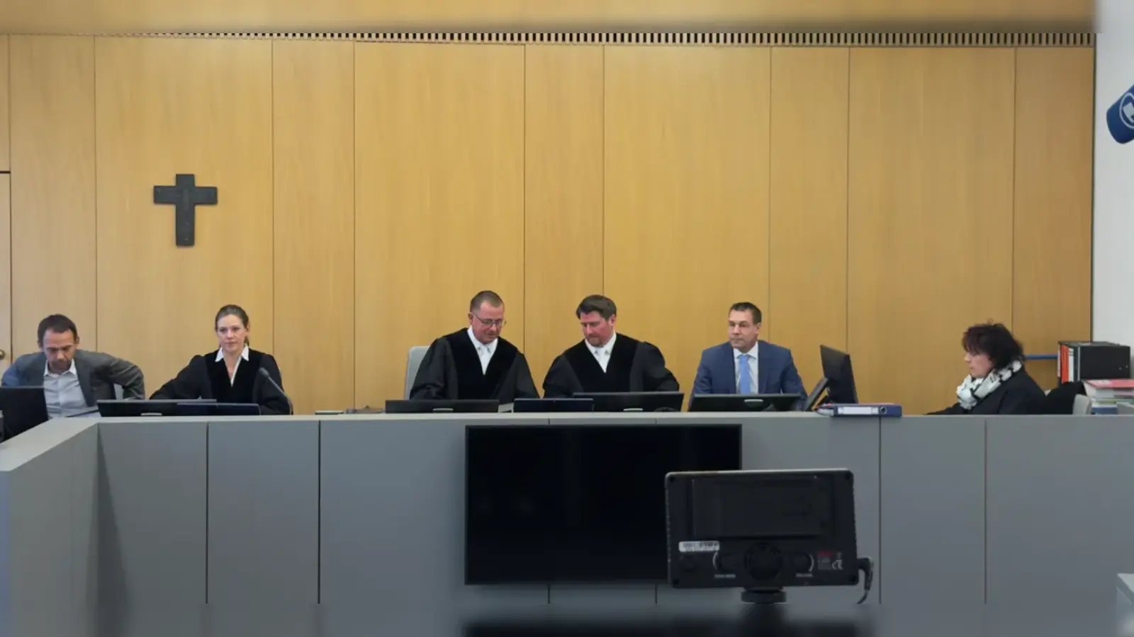 Der Champagner-Prozess vor dem Landgericht Weiden hat begonnen. Doch wie funktioniert so ein Gerichtsprozess? (Bild: kle)