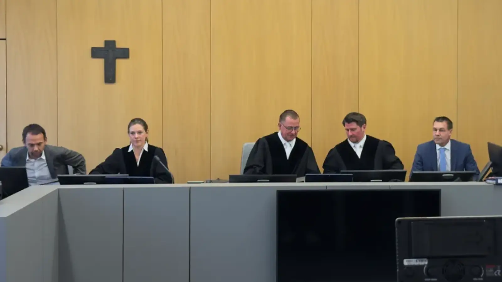 Der Champagner-Prozess vor dem Landgericht Weiden hat begonnen. Doch wie funktioniert so ein Gerichtsprozess? (Bild: kle)