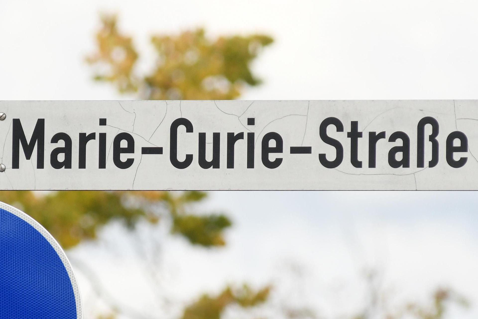 Ein 60-jähriger Autofahrer übersah in Weiden einen Fußgänger. (Symbolbild: Gabi Schönberger)