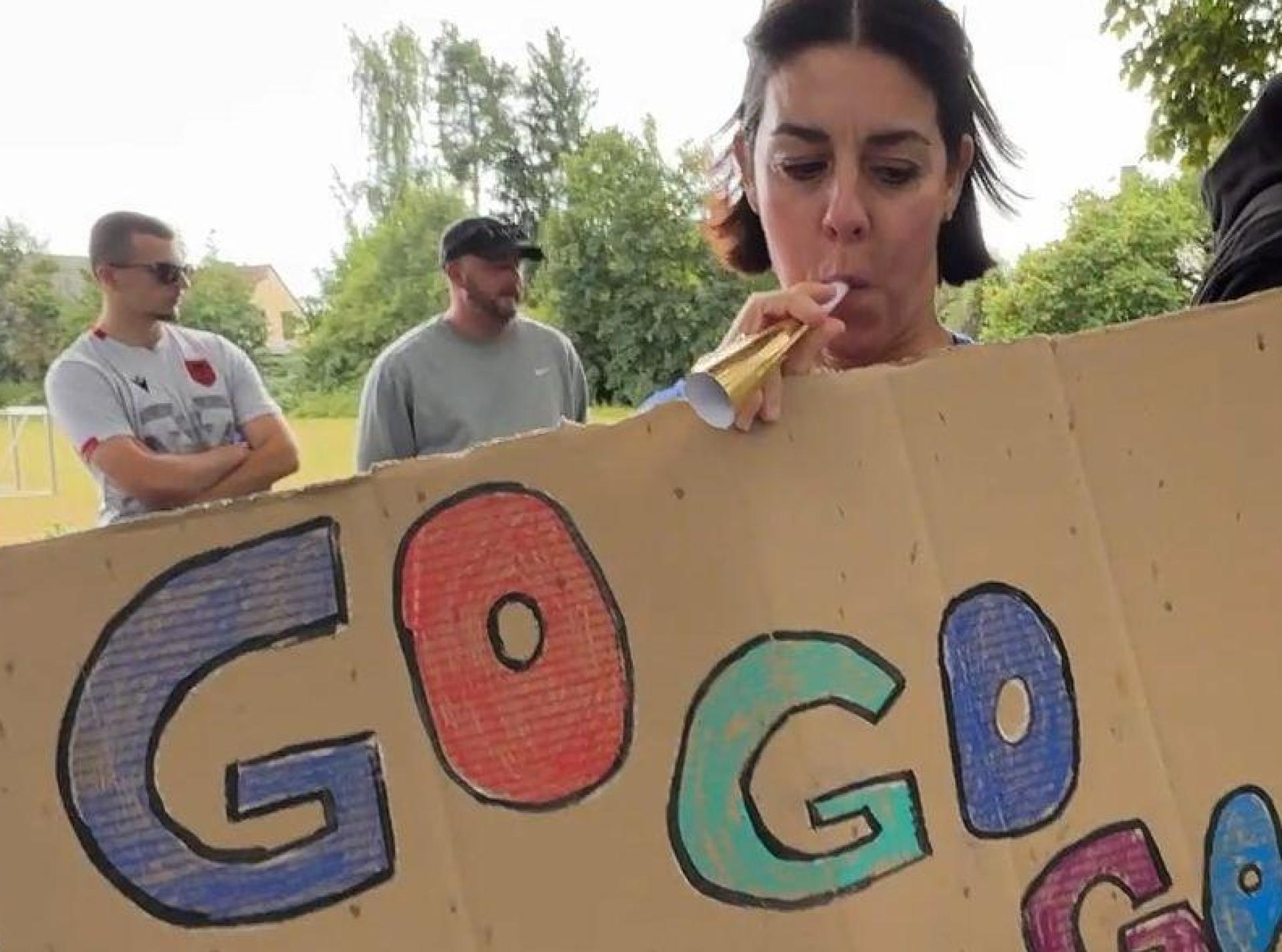 „Go Go GOOO”: Plakat beim Firmenlauf Amberg 2025. (Archivbild: Heike Unger)