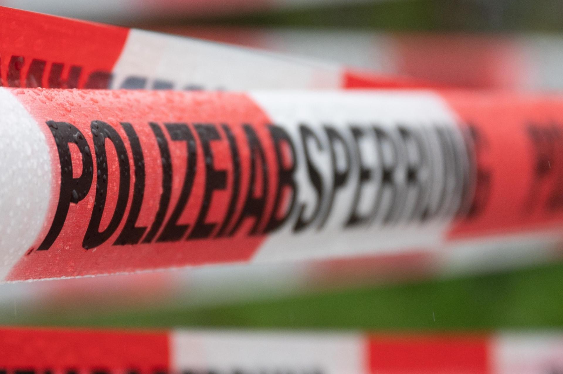 Nach Angaben der Polizei haben mehrere Unbekannte im Regensburger Obermünsterviertel einen 23-Jährigen angegriffen und verletzt. (Symbolbild: Sebastian Kahnert)