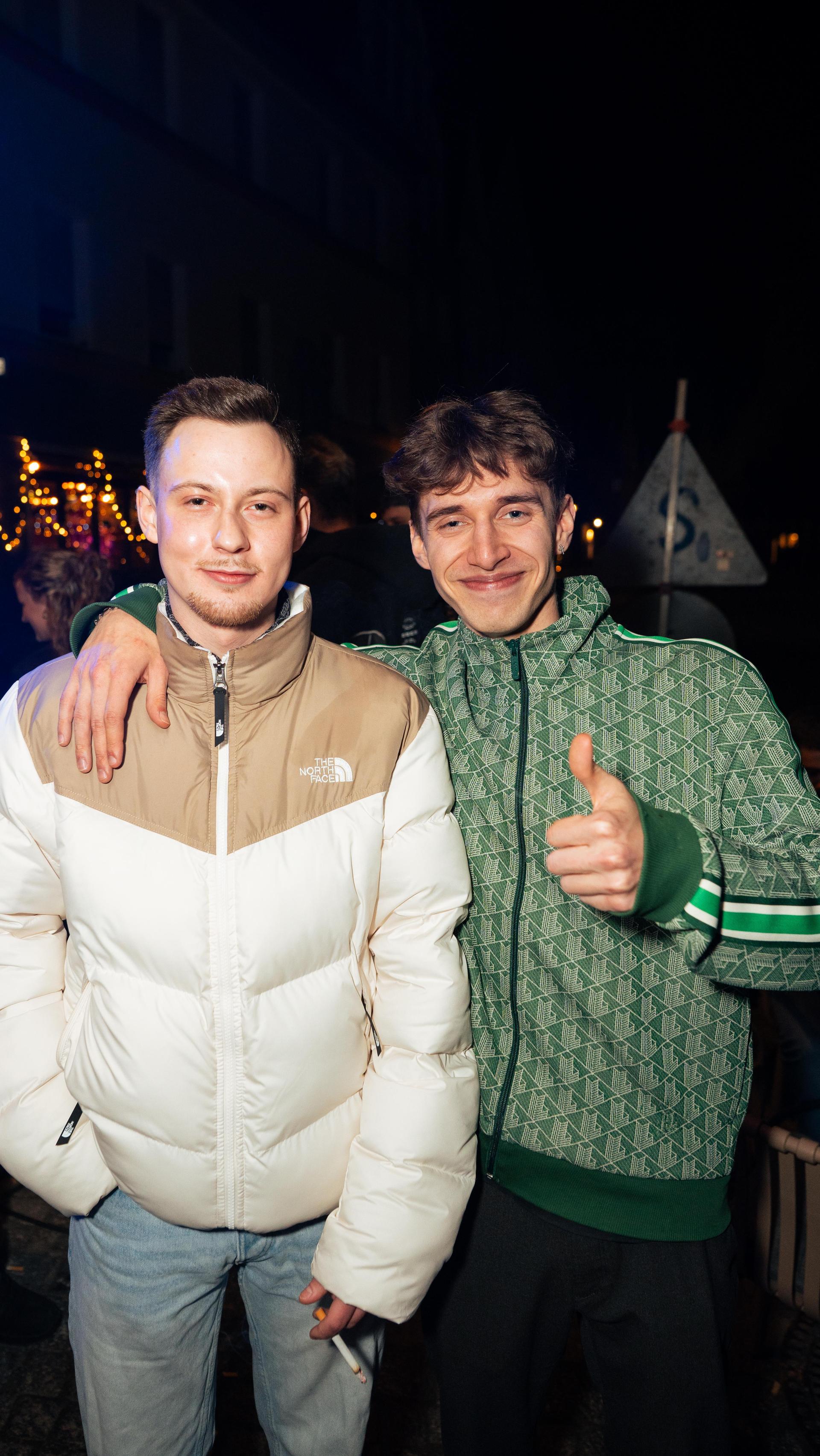 „Neon Beach Night” war das Motto bei der Party am Samstag in der SantoRino-Bar. (Bild: Hannes Stock)
