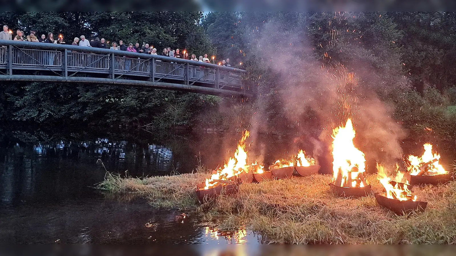 Was für ein Spektakel: Viele Zuschauer postieren sich auf der Brücke, um die brennenden Tonnen zu sehen. (Bild: R. Kreuzer)