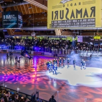 In der Weidener Hans-Schröpf-Arena dürfen sich die Eishockey-Fans auf Derbys gegen die Selber Wölfe und die Eisbären Regensburg.  (Archivbild: Tobias Neubert)