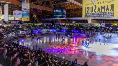 In der Weidener Hans-Schröpf-Arena dürfen sich die Eishockey-Fans auf Derbys gegen die Selber Wölfe und die Eisbären Regensburg.  (Archivbild: Tobias Neubert)