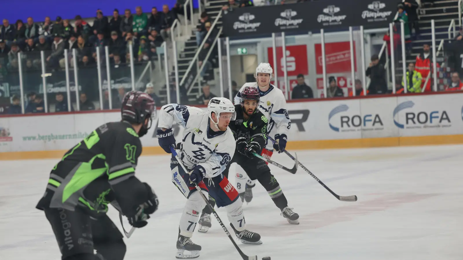 Edgars Homjakovs (Mitte) initiiert einen Weiden Angriff. Die Blue Devils verloren am Freitag das vierte Finalspiel bei den Starbulls Rosenheim. (Bild: Tobias Neubert)