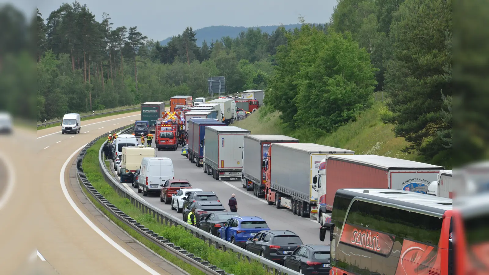 Bei einem schweren LKW-Unfall wurde ein Fahrer schwerstverletzt und es entstand ein Sachschaden in Höhe von mehr als 40.000 Euro. Es bildete sich ein langer Rückstau in Richtung Tschechien.  (Bild: dob)