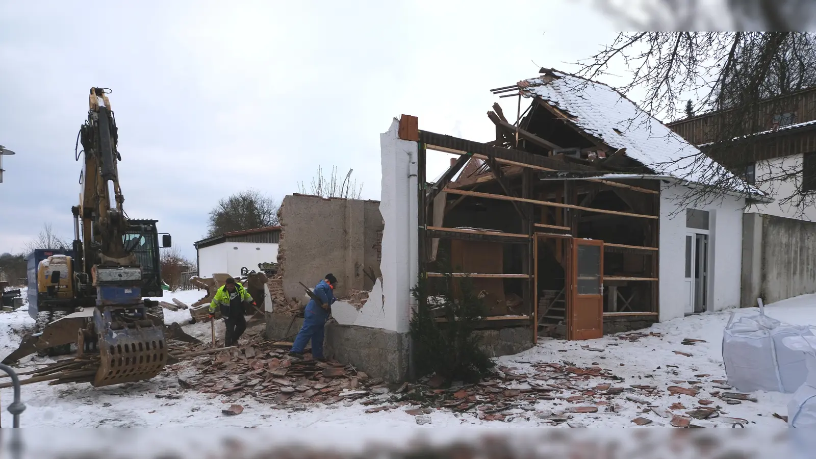 Durch den Abbruch des Nebengebäudes am Katholischen Pfarrhaus kann die Erweiterung des Kindergartens St. Johannes Maria Vianney um eine weitere Kindergruppe vollzogen werden. (Bild: Fred Lehner)